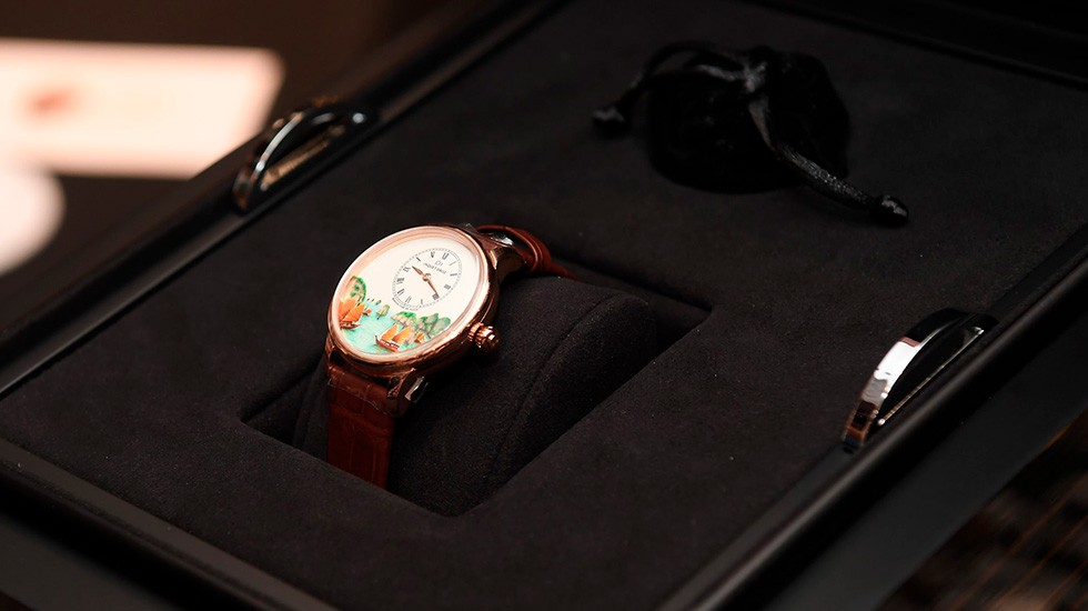 Jaquet-Droz_HaLongBayVietnamExclusive_PiecePresentation_980x550