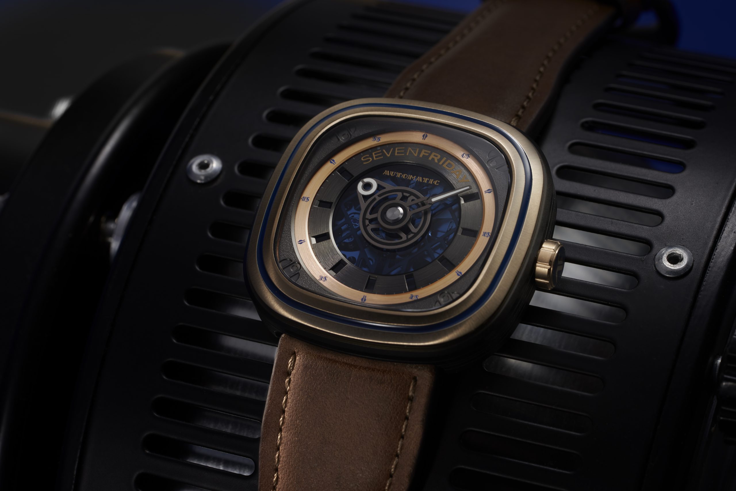 SEVENFRIDAY_T204_TArt_Lifestyle Shots_2