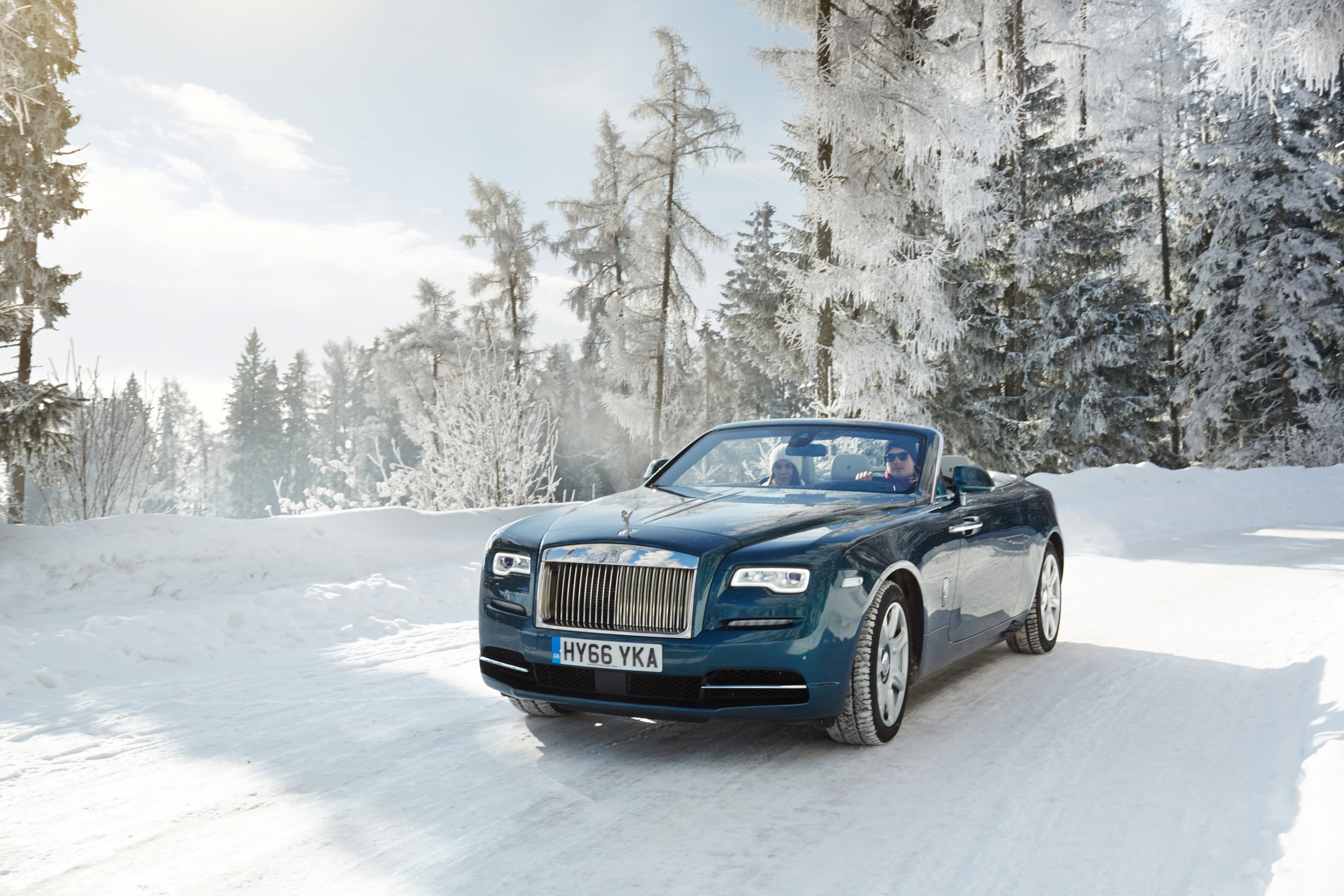 P90293804_highRes_rolls-royce-dawn-in-