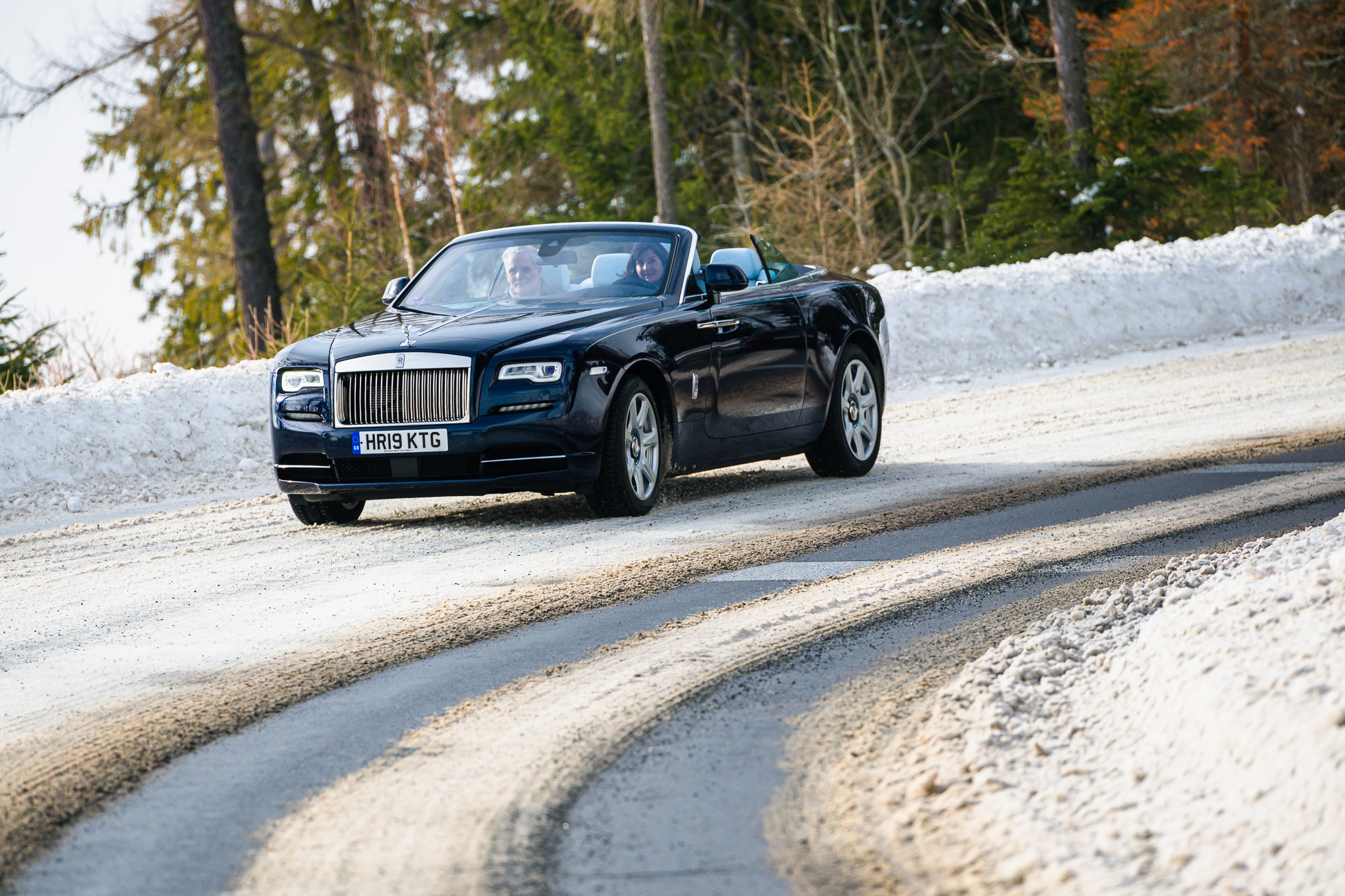 P90382626_highRes_rolls-royce-dawn-in-